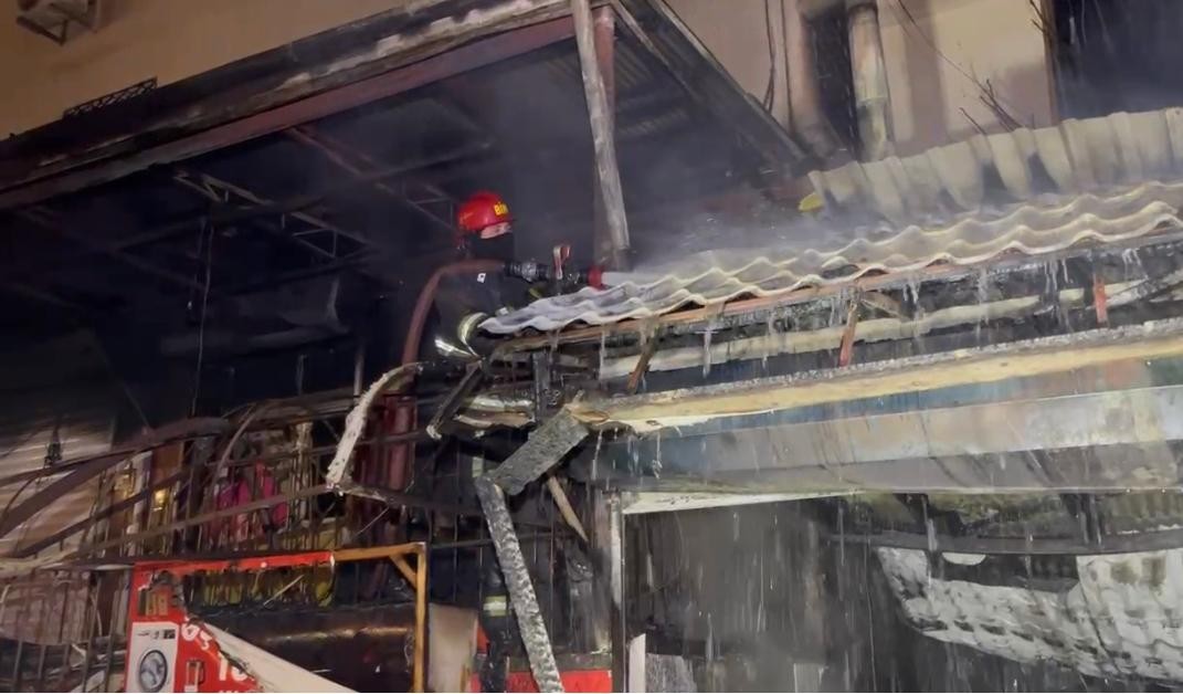 Bakıda baş vermiş yanğın söndürüldü, yollar açıldı - FOTOLAR (YENİLƏNİB)